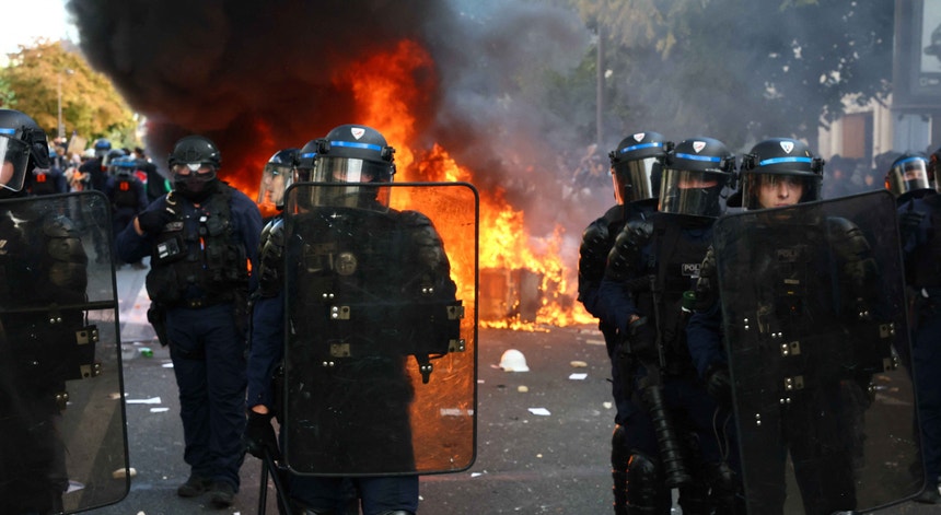 Imagem de Protestos estudantis em França. Centenas de feridos em confrontos com a polícia