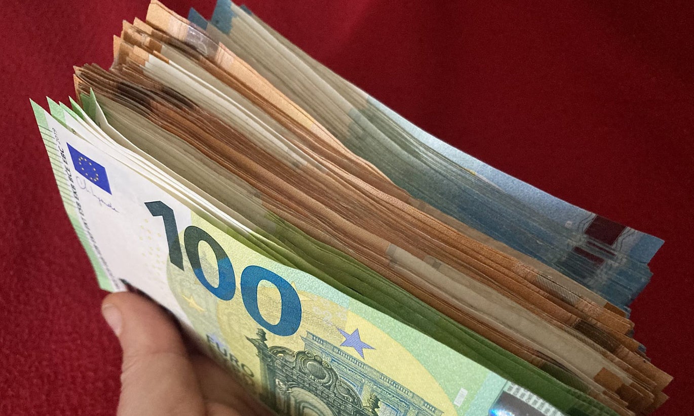 Euro cai pela terceira sessão consecutiva face ao dólar