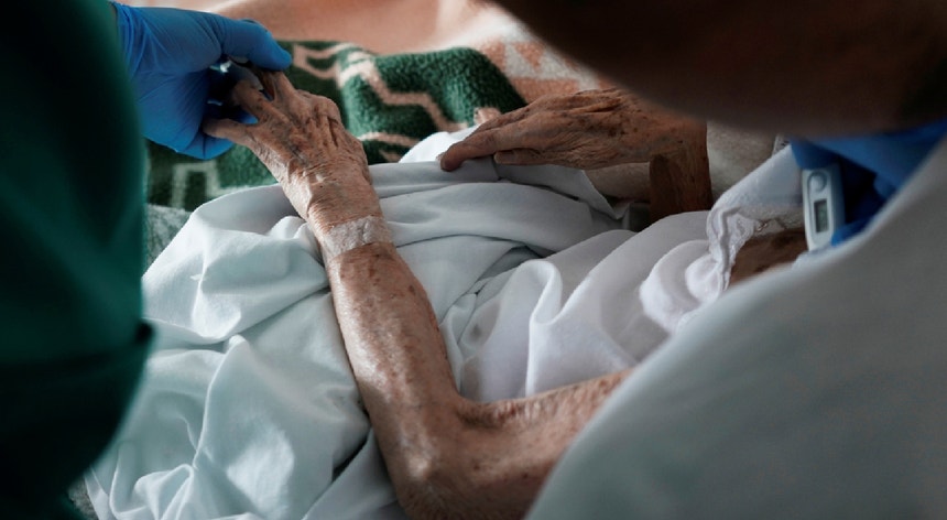 Nos lares de idosos de Madrid, mais de seis mil pessoas com Covid-19 ou sintomas dessa doença morreram desde o início de março.
