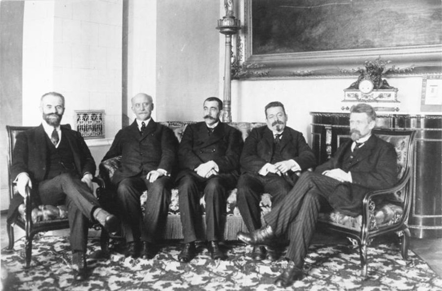  O Conselho de Comiss&aacute;rios do Povo em 1919, quando passou a ser composto exclusivamente pelo SPD (maioria). Da esq. para a dir.: Otto Landsberg, Philipp Scheidemann, Gustav Noske, Friedrich Ebert, Rudolf Wissell. 