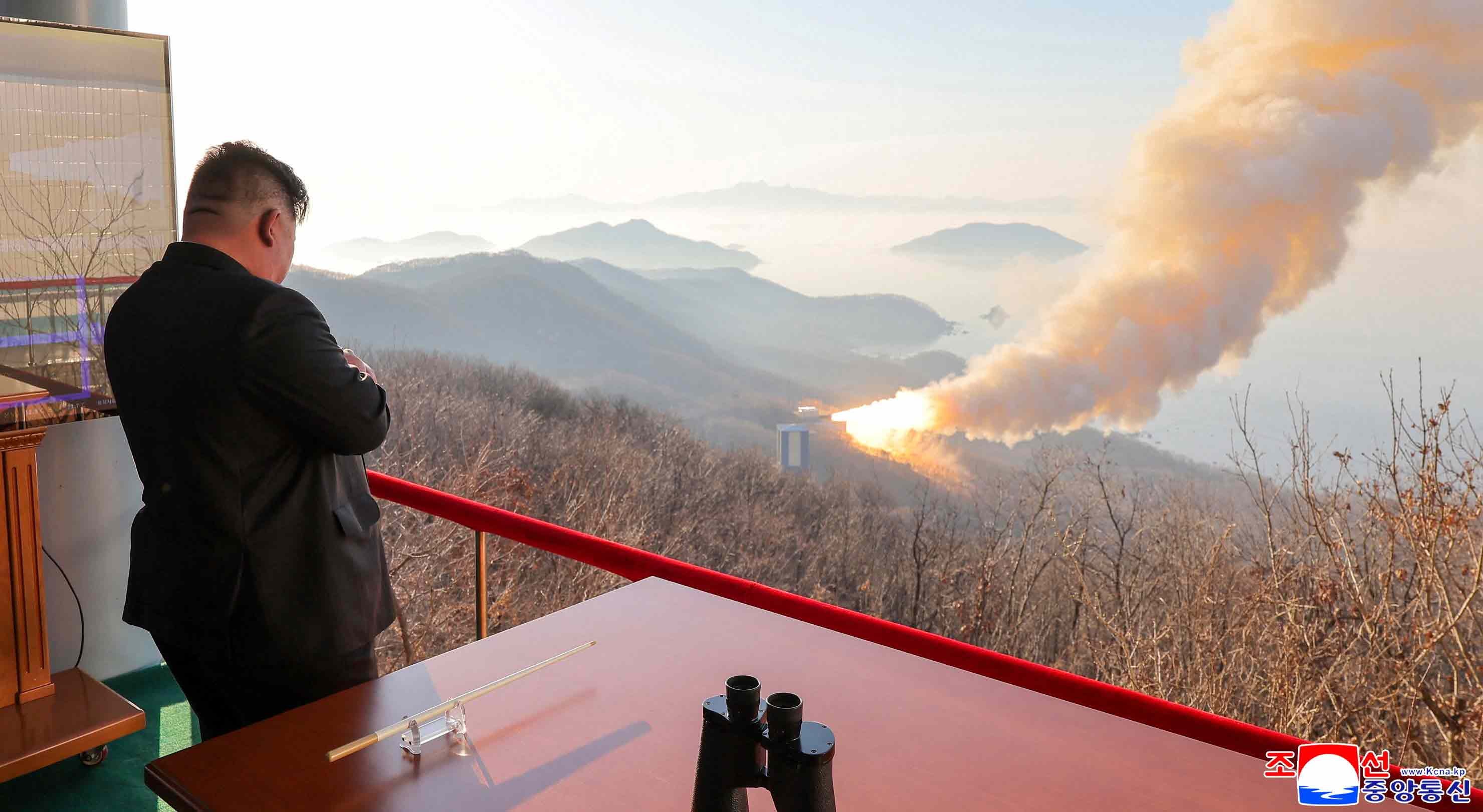 Líder norte-coreano assiste a novo teste de motor de míssil de combustível sólido