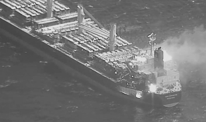 Vista de um cargueiro atingido por um míssil balístico anti-navio lançado das zonas controladas pelos Houthi no Iémen a 6 de março
