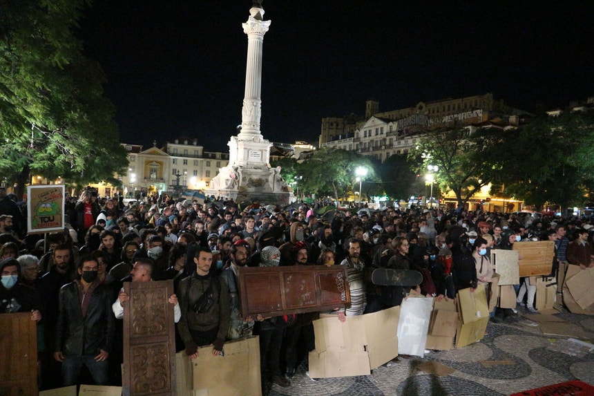 Imagem de Protestos pela habitação não deixam a rua e voltam ao Rossio de Lisboa