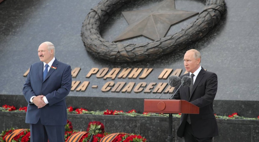 O presidente bielorrusso, Alexander Lukashenko (à esquerda) e o presidente russo, Vladimir Putin (à direita)
