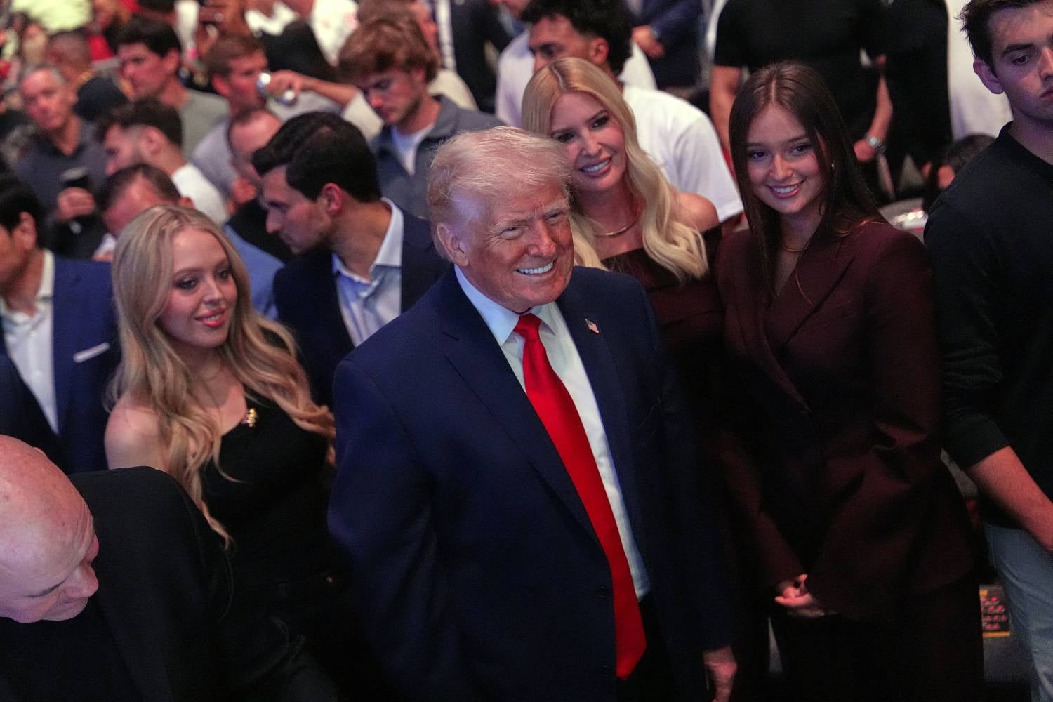 Trump anuncia que os Estados Unidos vão impor um bloqueio naval ao Estreito de Ormuz