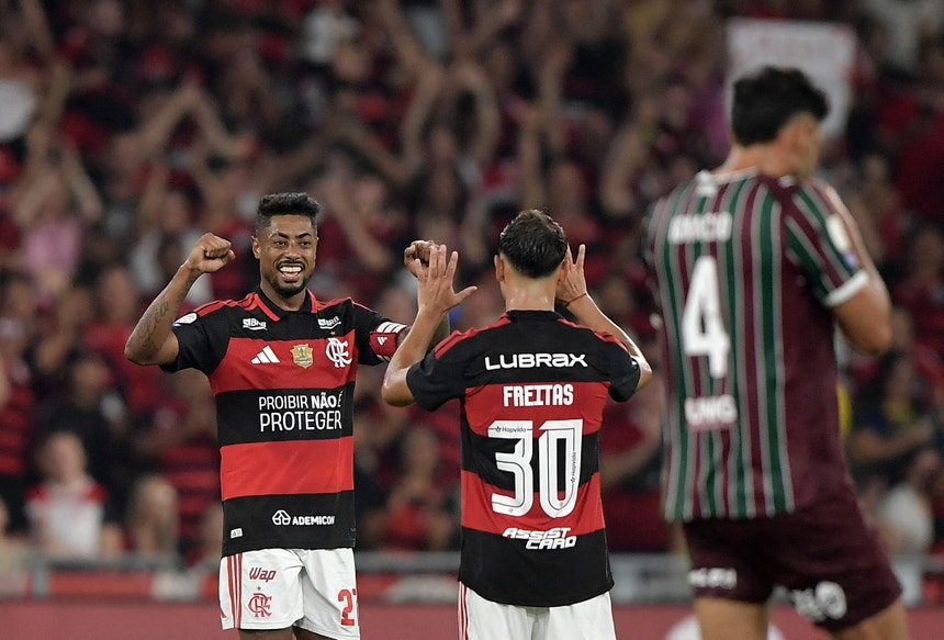 Flamengo, de Leonardo Jardim, vence e mantém Palmeiras, de Abel Ferreira, a um ponto