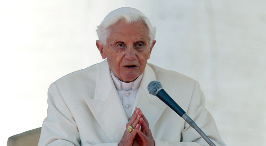A polémica no Vaticano surgiu no domingo, quando foi anunciado um novo livro assinado por Bento XVI e Sarah no qual o celibato é defendido
