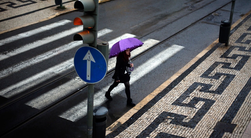 Dez distritos de Portugal continental estão hoje sob aviso amarelo devido à previsão de chuva e queda de neve
