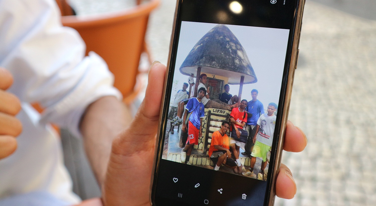  Mostra uma fotografia com os amigos em Timor. 