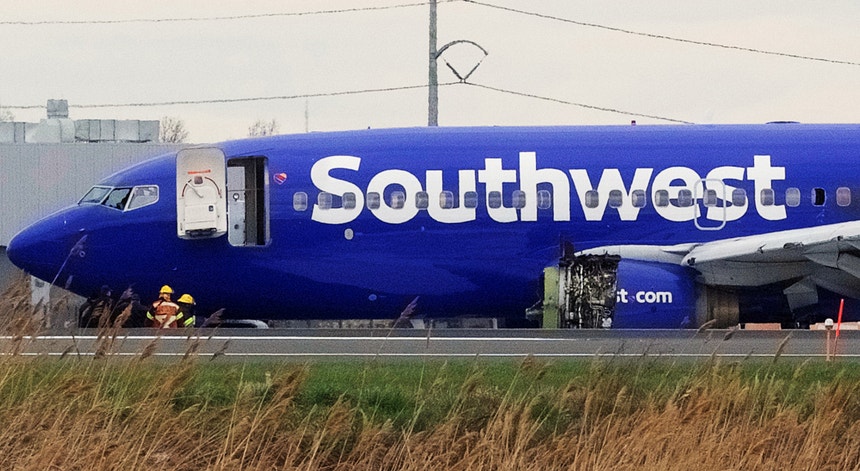 Peritos em torno do Boeing 737-700 que perdeu um dos motores em pleno voo, terça-feira de 17 de abril, devido a fadiga de metal de uma das pás da hélice. O incidente provocou um morto. 
