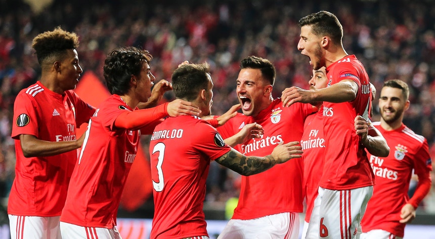 A equipa do Benfica festejou a vitória sobre os alemães do Eintracht
