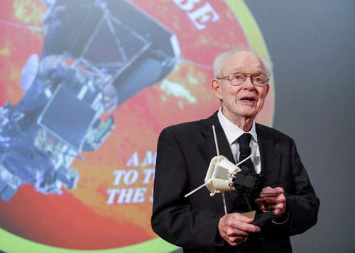 O físico Eugene Parker, da Universidade de Chicago, com um modelo da sonda solar Parker, batizada em sua homenagem Foto: NASA