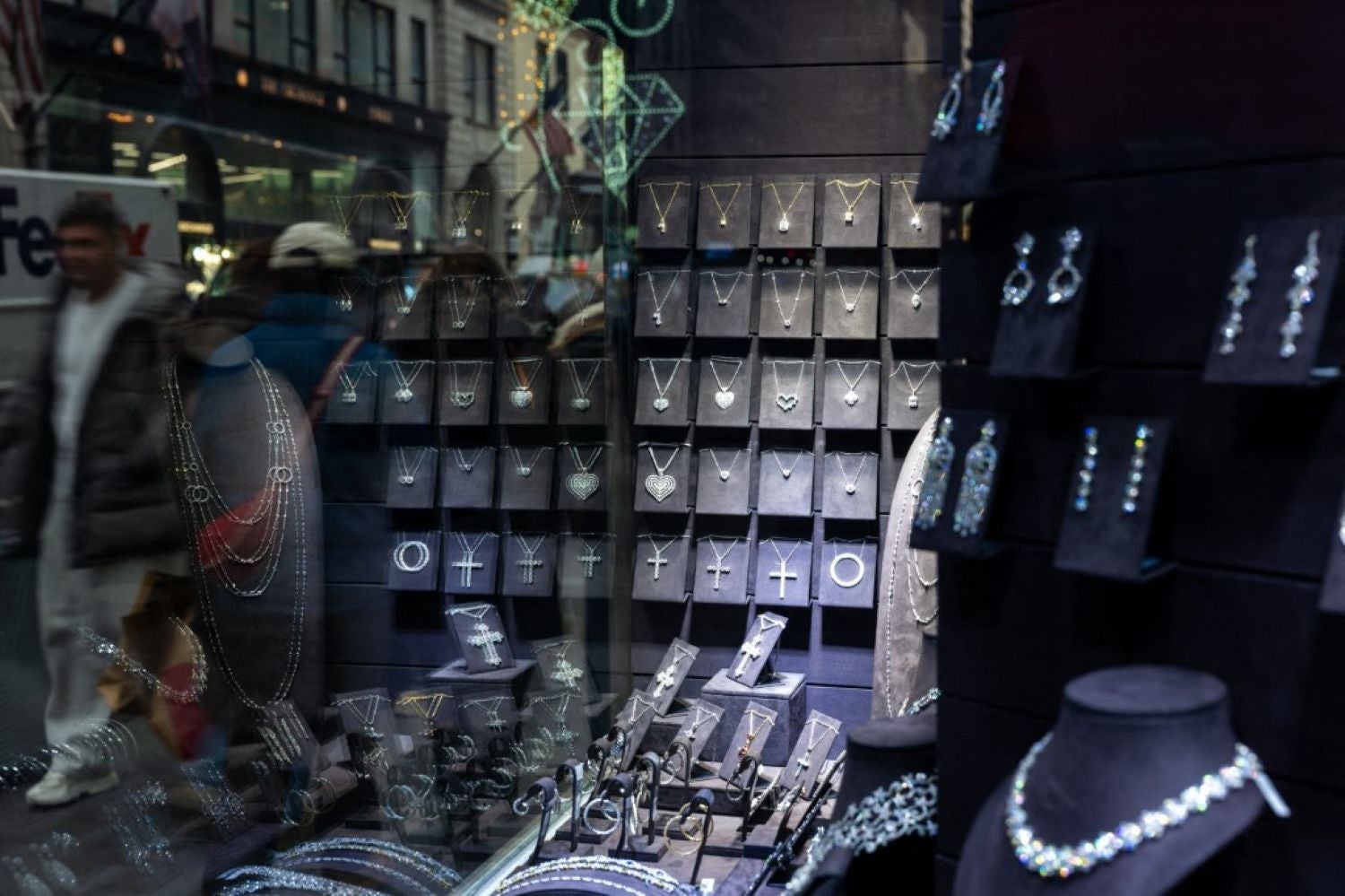 Silver stronger than gold: the white metal's price has been rising from record to record