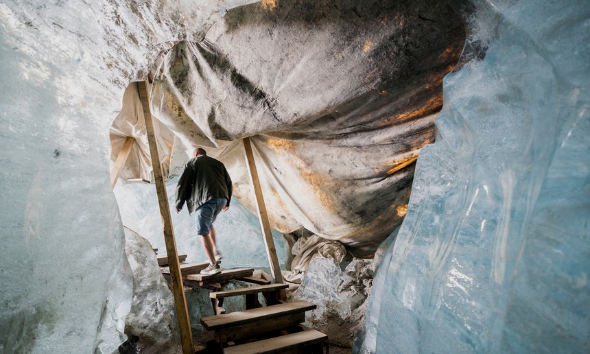 Imagem ilustrativa: Cobertores brancos ajudam a travar o degelo do glaciar do Ródano na Suíça
