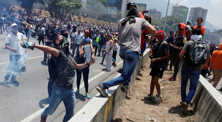 Juan Guaidó pede aos venezuelanos que saiam à rua para por fim à "usurpação" do poder.

