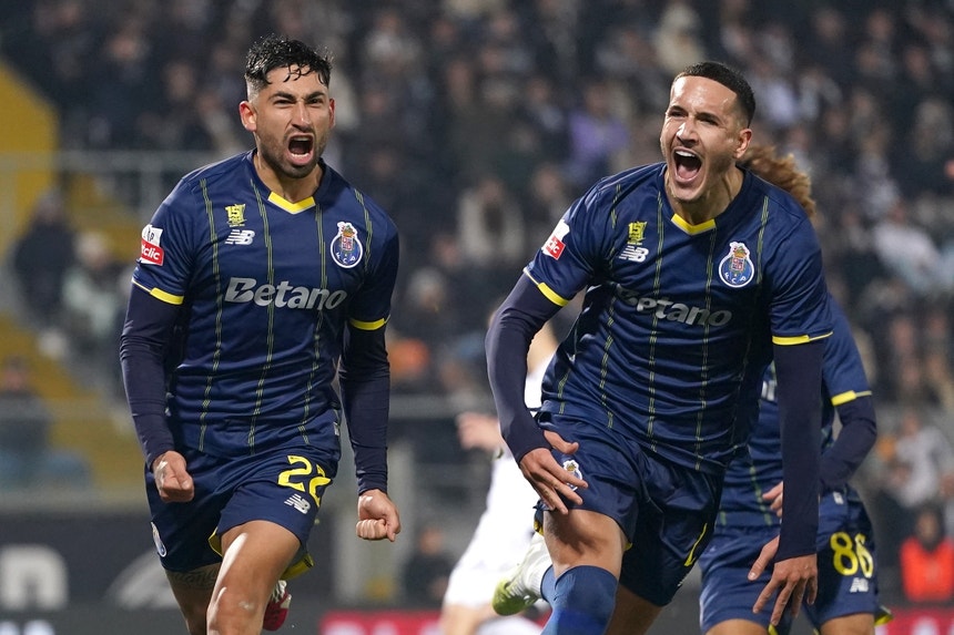 Imagem de FC Porto vence em Guimarães com penálti perto do final