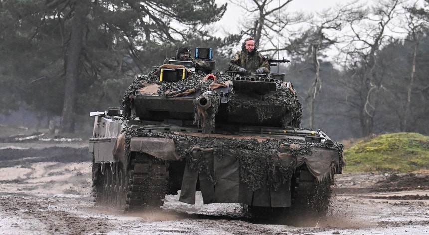 Boris Pistorius num tanque Leopard 2 que será fornecido à Ucrânia
