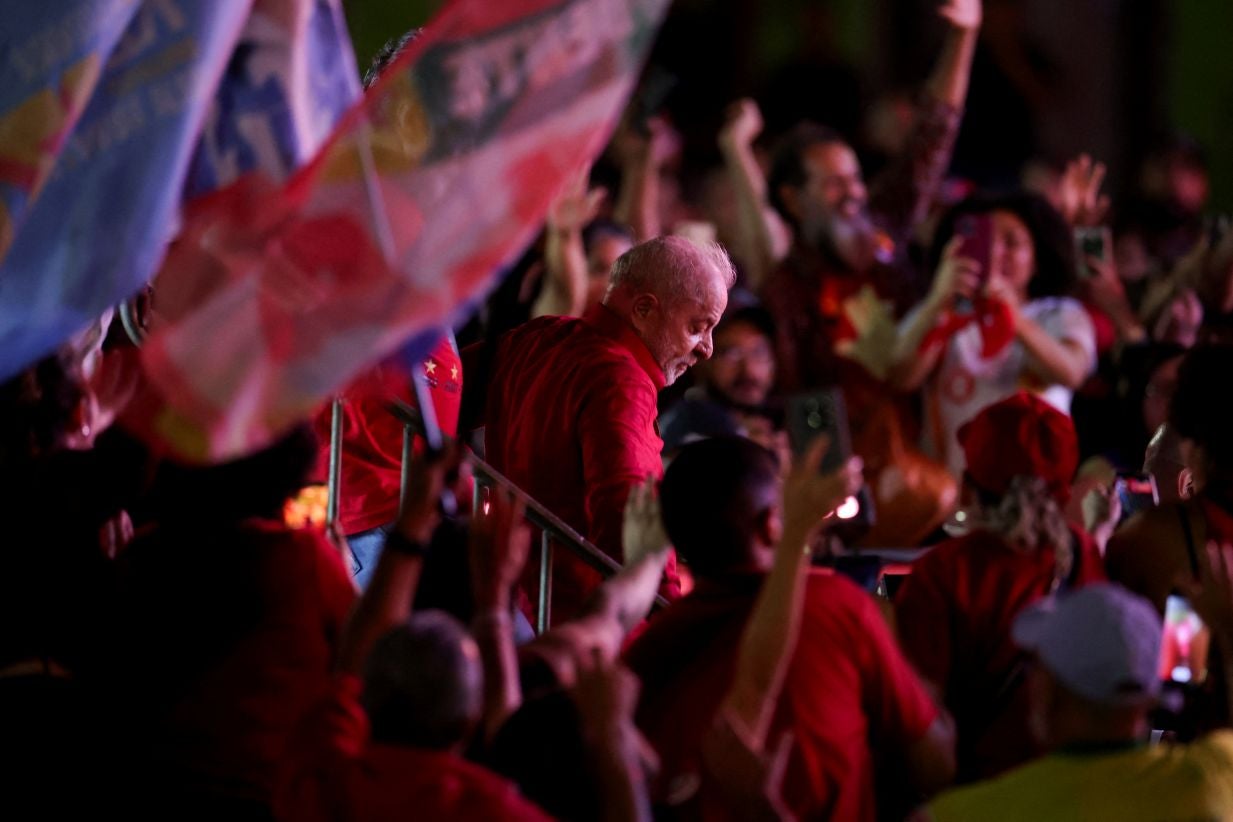 Barrada pela chuva onda vermelha que queria empurrar Lula para a última dança
