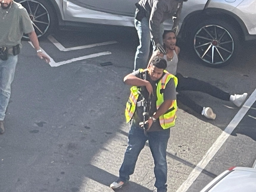 Imagem de Estados Unidos. Agentes do ICE disparam sobre carro com criança no interior