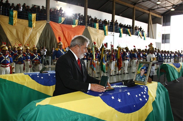  O Presidente do Brasil, Lula da Silva, presta homenagem aos capacetes azuis brasileiros que morreram durante o sismo no Haiti 