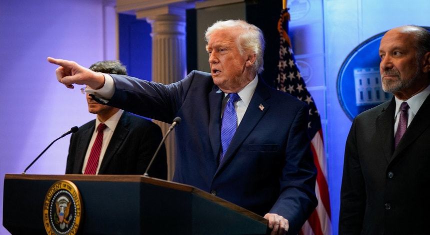 Imagem de Trump responde com tarifa mundial de 10 por cento