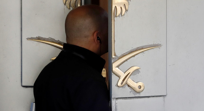Um membro de forças de segurança à entrada do consulado saudita em Istambul
