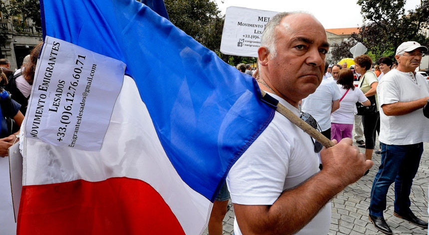 A bandeira francesa já passara na sexta-feira diante das instalações do Novo Banco no Porto
