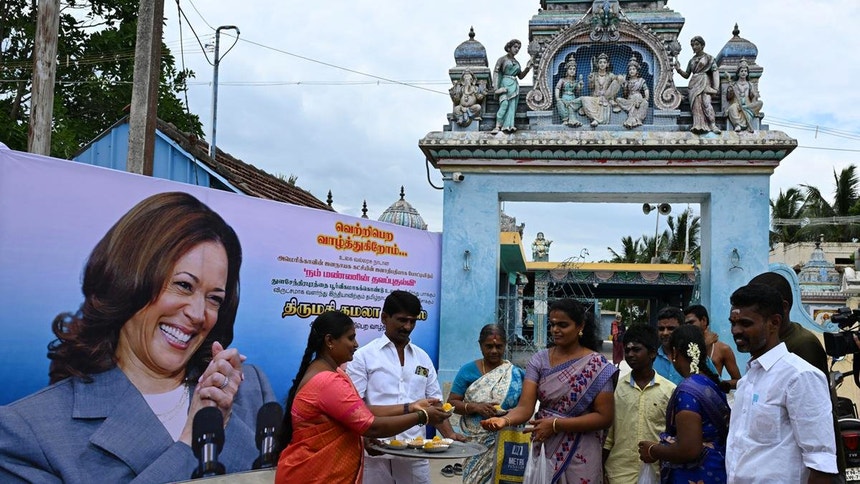 Thulasendhrapuram é uma pequena aldeia na Índia e está muito atenta às eleições norte-americanas. A entrada do templo local foi adornada com a imagem de Kamala
