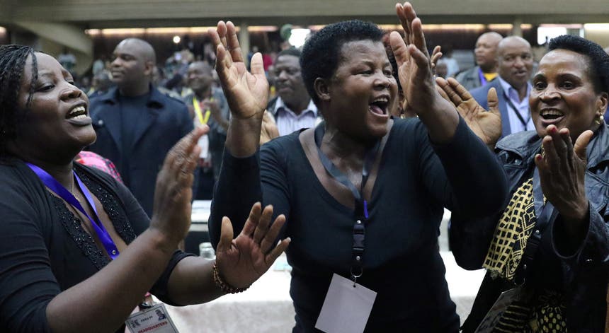 Delegadas do partido ZANU-PF celebram o afastamento de Mugabe. Foto: Philimon Bulawayo - Reuters