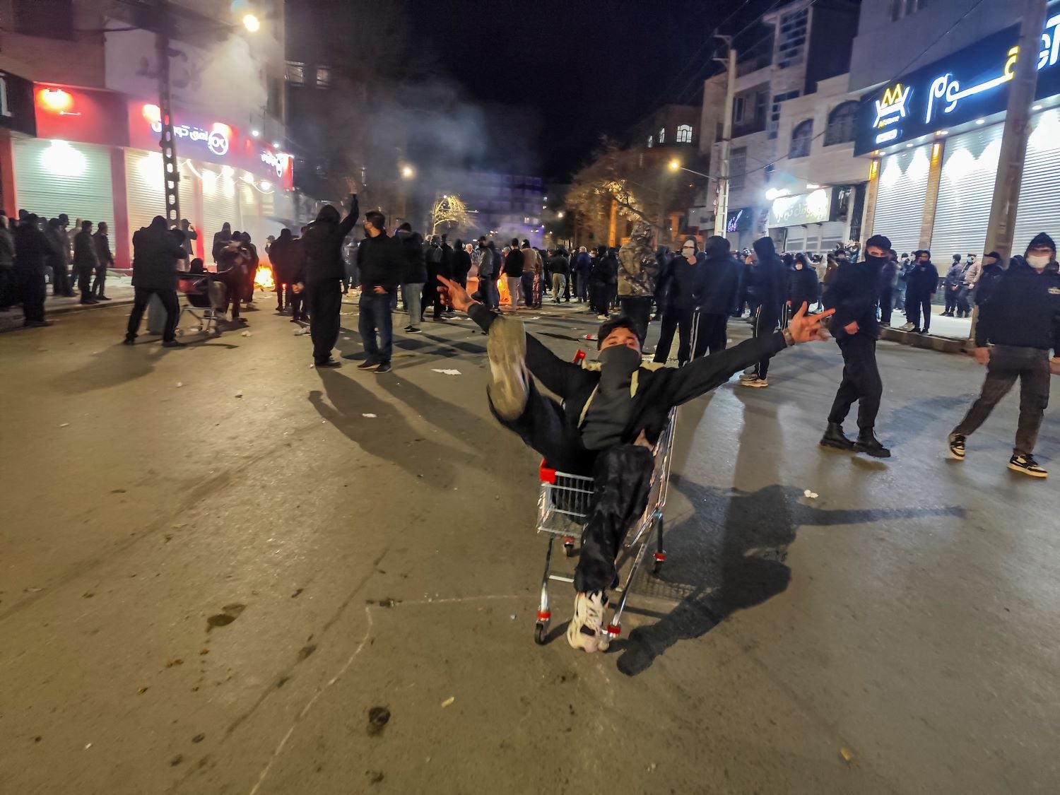 Protesto cresce em Teerão e Internet é cortada em todo o Irão