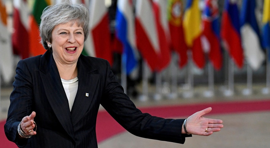 Theresa May foi a Bruxelas procurar "garantias legais" relativamente à solução para evitar uma fronteira na ilha da Irlanda mas voltou de mãos a abanar
