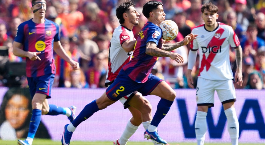 Imagem de João Cancelo em destaque na vitória do Barcelona