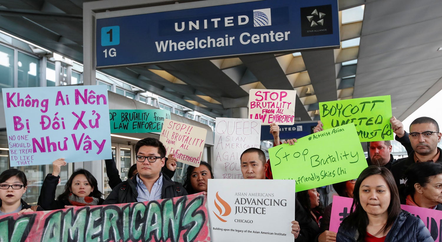 A expuls&atilde;o &agrave; for&ccedil;a de David Dao provocou uma vaga de protestos. Foto: Kamil Krzaczynski - Reuters