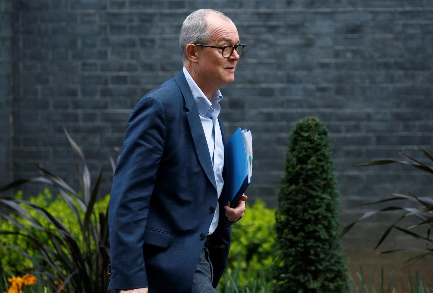 Sir Patrick Vallance, conselheiro cient&iacute;fico do executivo de Boris Johnson, &agrave; porta do n&ordm;10 de Downing Street, a 17 de mar&ccedil;o de 2020 Foto: Reuters