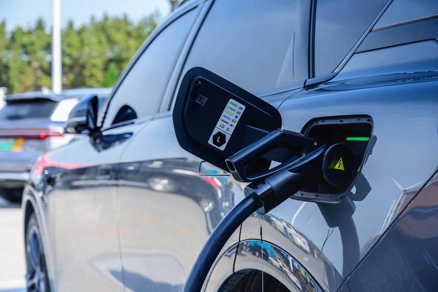 Imagem de Acordo. China corta para metade exportação de carros elétricos para União Europeia