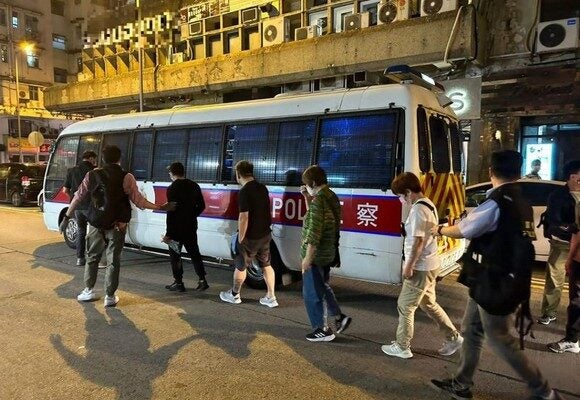 Hong Kong detém 42 pessoas em operação contra máfias infiltradas na construção imobiliária