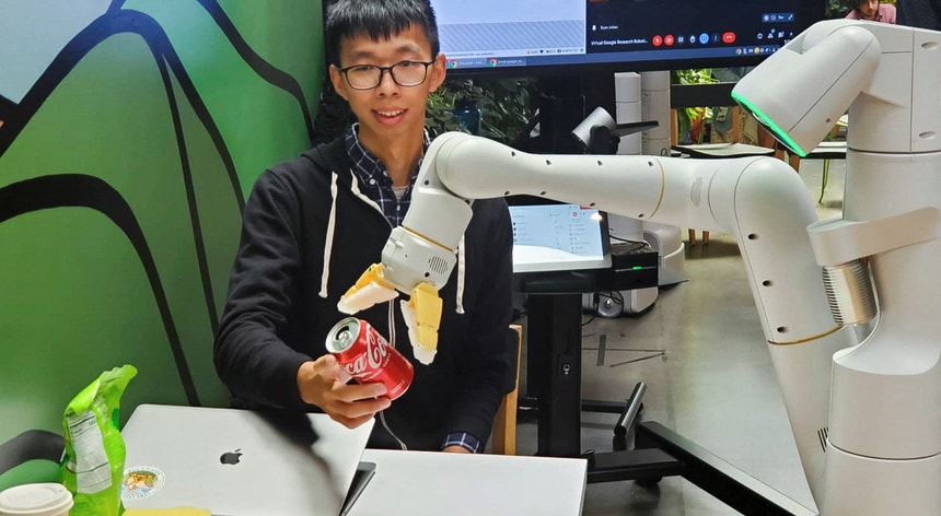 A inteligência artificial permite aos robôs entenderem ordens emitidas em linguagem humana e de cumprirem as tarefas
