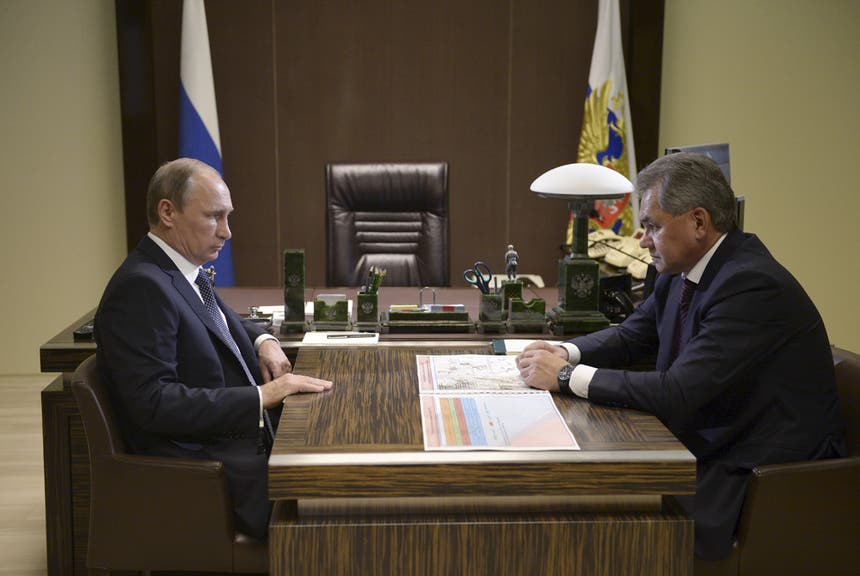 Presidente russo Vladimir Putin e o ministro da Defesa Sergei Shougu, reunidos a 7 de outubro de 2015 Foto: Reuters