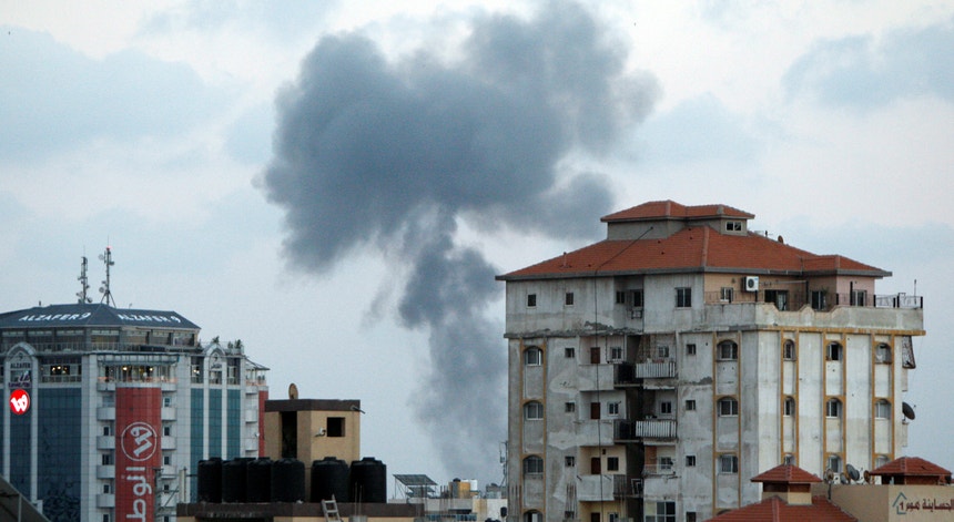Sucessivas vagas de bombardeamentos aéreos visaram “alvos militares”, preenchendo a Faixa de Gaza com colunas de fumo
