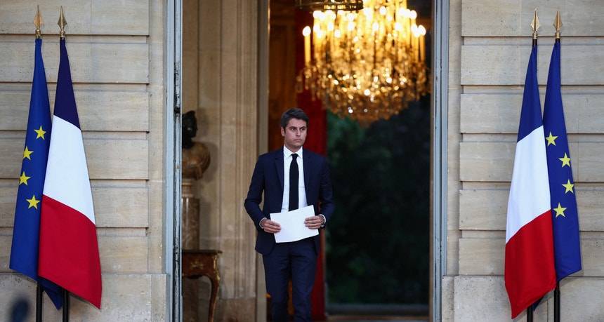 O primeiro-ministro francês, Gabriel Attal, discursa na sequência dos resultados da segunda volta das eleições legislativas francesas, no Hotel Matignon em Paris, a 7 de julho
