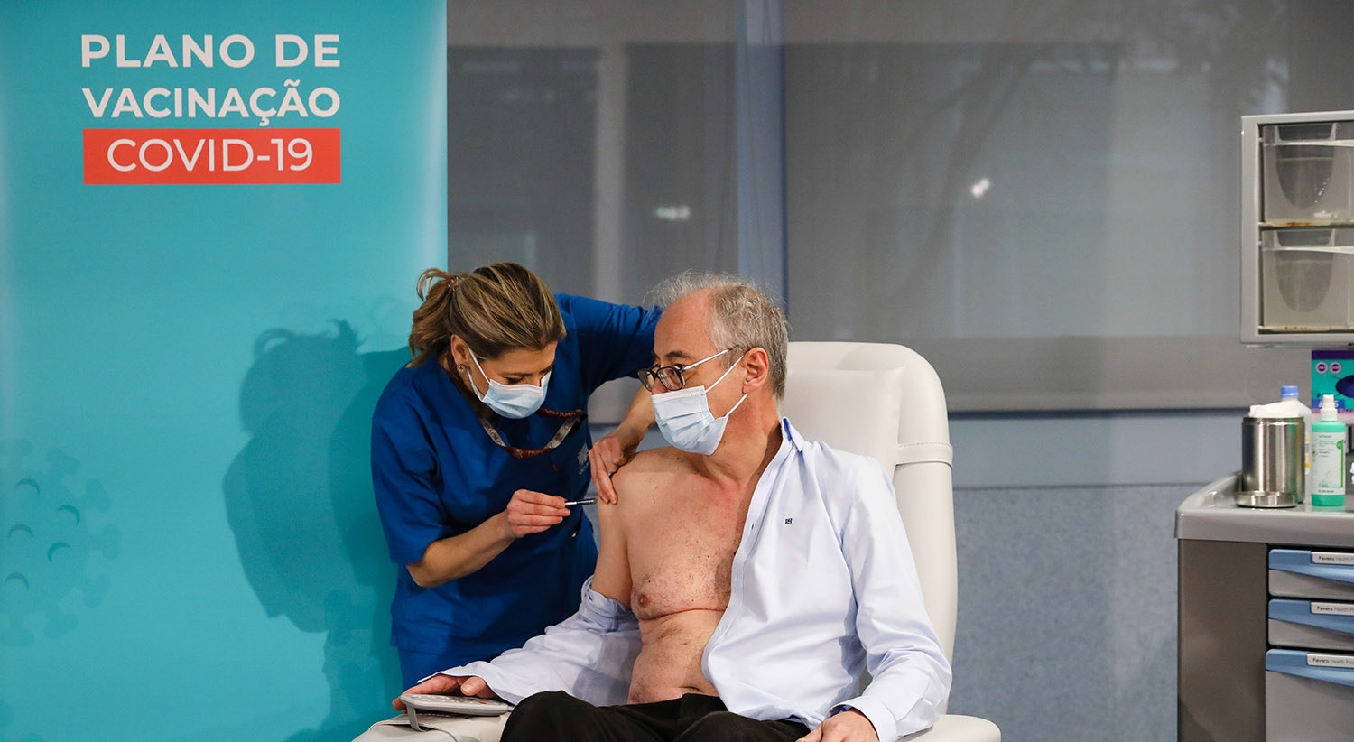  27 de dezembro. O diretor de Servi&ccedil;o de Infecciologia do Hospital de S&atilde;o Jo&atilde;o, no Porto, Ant&oacute;nio Sarmento de 65 anos, foi a primeira pessoa a ser vacinada  | Jos&eacute; Coelho - Lusa 
