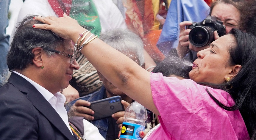 Gustavo Petro foi também entronizado numa cerimónia religiosa de povos indígenas colombianos
