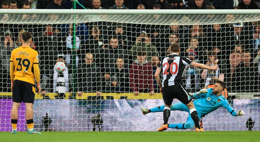 O golo do triunfo do Newcastle sobre o Wolverhampton de grande penalidade
