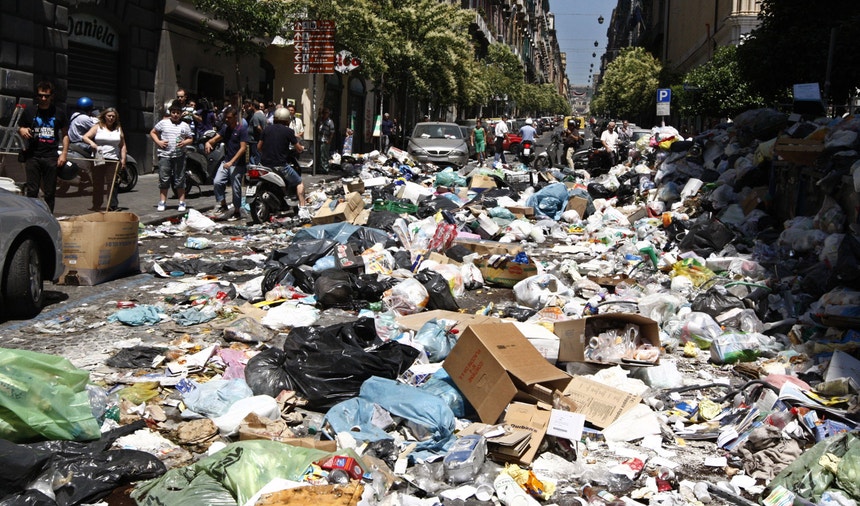 Em 2011, a crise no setor do lixo, na cidade italiana de Nápoles motivou um protesto dos habitantes, que bloquearam várias ruas com os resíduos, forçando a intervenção da polícia.
