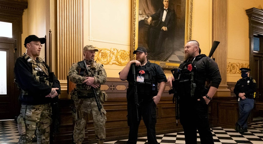 Membros do grupo que conspirou para raptar a governadora, às portas do parlamento do Michigan, com armas, em abril
