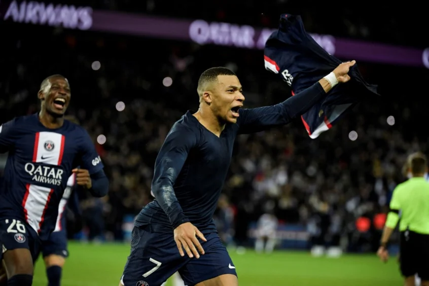 Dos pés de Mbappé saiu mais uma vitória para o PSG
