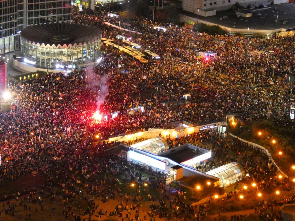  Dia 30, Vars&oacute;via, Marcha da Mulher, maior manifesta&ccedil;&atilde;o desde 1989 | Agencja Gazeta - Reuters 