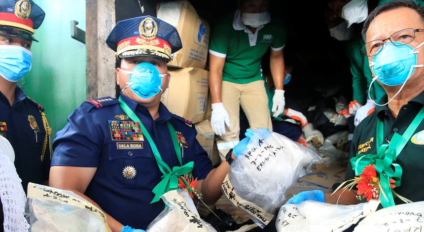 Polícia exibe droga apreendida em Manila. Foto: Romeo Ranoco - Reuters Polícia exibe droga apreendida em Manila. Foto: Romeo Ranoco - Reuters