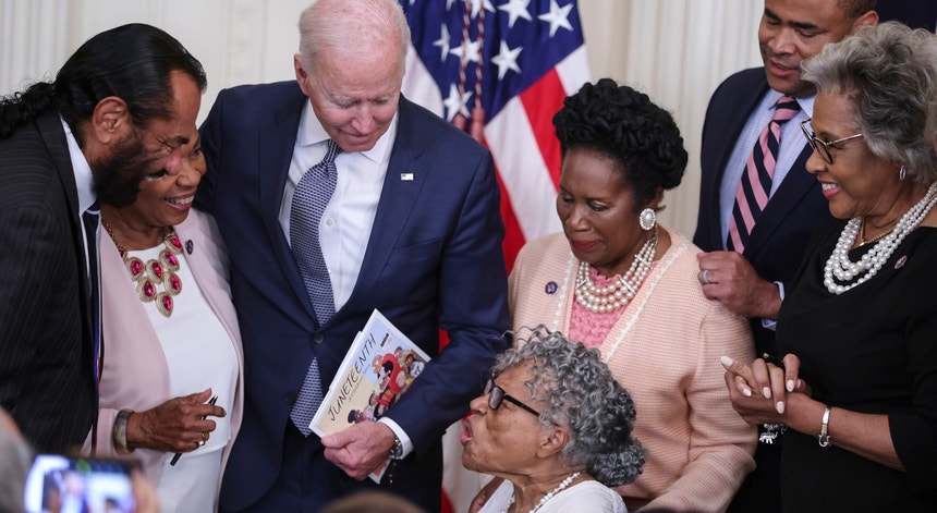 Joe Biden em diálogo com Opal Lee, activista de 94 anos e principal impulsionadora do Juneteenth, depois de assinar o decreto-lei.
