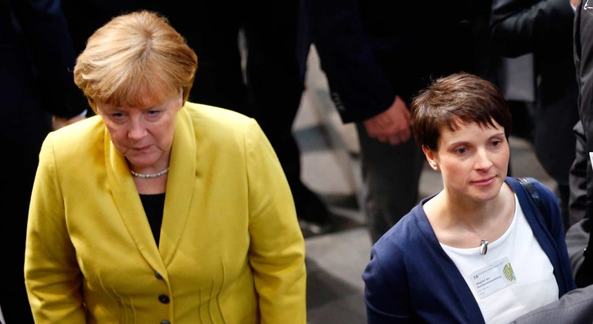 Angela Merkel ao lado da presidente da AfD, Frauke Petry (foto de fevereiro de 2017)
